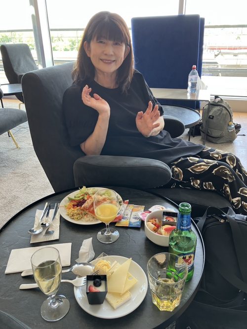 ラウンジでゆったりと休んで