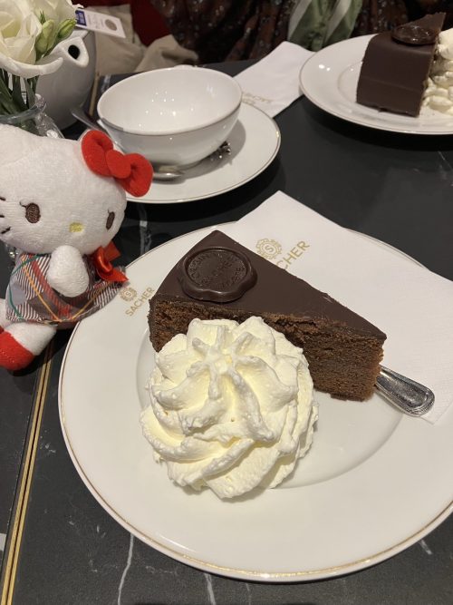カフェザッハーにて本場のザッハトルテ