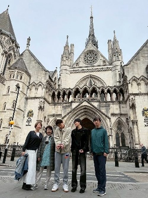 王立裁判所で記念撮影