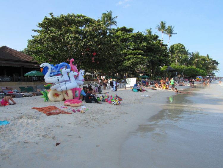 ホテル前のチャウエンビーチ