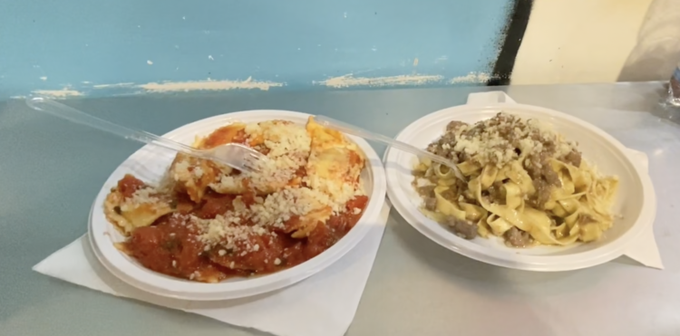 中央市場では行列ができていたパスタ店に並びました！