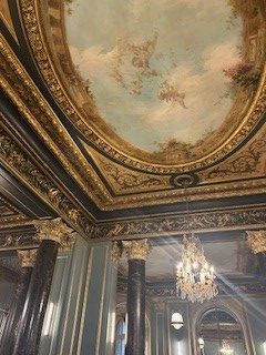 スターバックスオペラ通り店の内装はまるで宮殿のようでした！