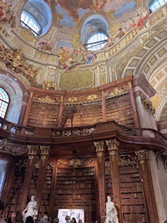 壁画が美しいオーストリア国立図書館