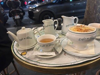 「カフェ・ド・フロール」でいただいたオニオングラタンスープ