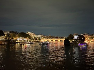 セーヌ川を渡りながら夜景を楽しみました