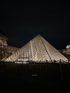 ライトアップされたルーブル美術館