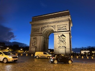 ライトアップされた凱旋門