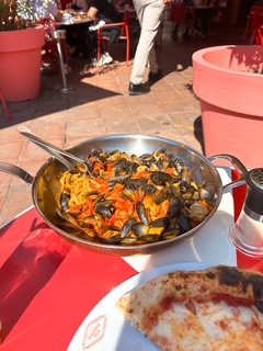 「オフライン ラブ」でトウコが食べた「マンマミーア・サレヤ」のシーフードパスタはボリューム満点でした！