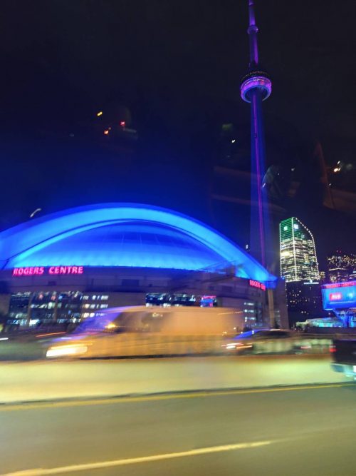 トロントピアソン国際空港からホテルへ向かう途中の車窓からのドジャースタジアム隣はCNタワー