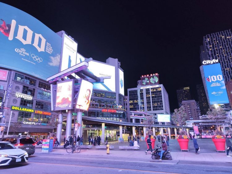 トロント市内ダンダススクエア(ニューヨークで言うタイムズスクエアのような場所)