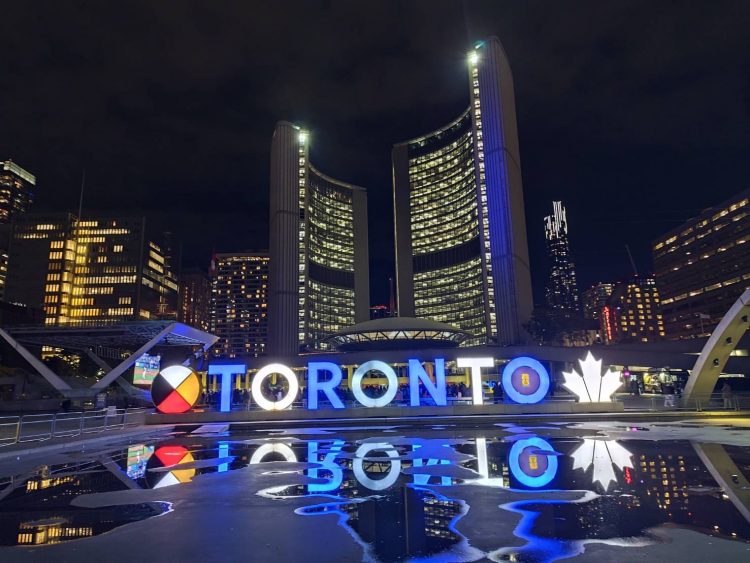 旧市庁舎まえのトロントサイン