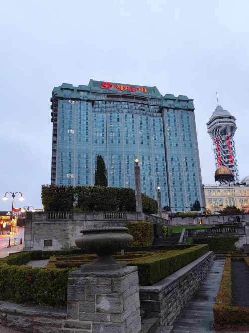 ナイアガラのシェラトンホテル 滝に近く窓も開けられ最高でした