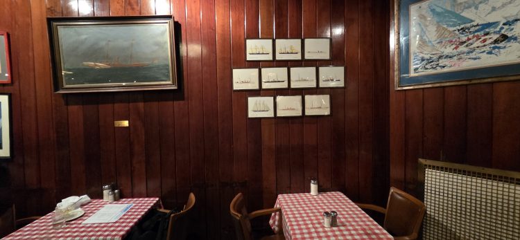 オイスターバーの店内