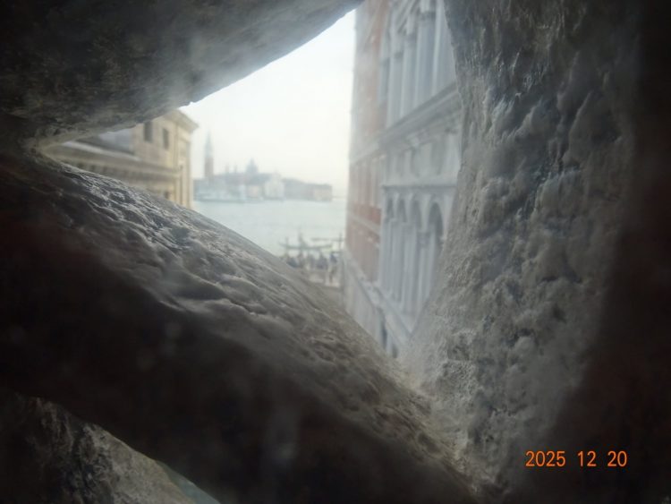 ため息橋の内部から