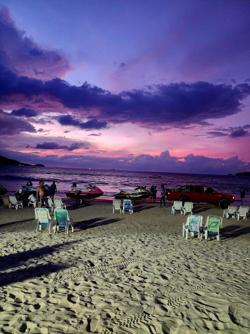 ホテルから徒歩圏内の海岸