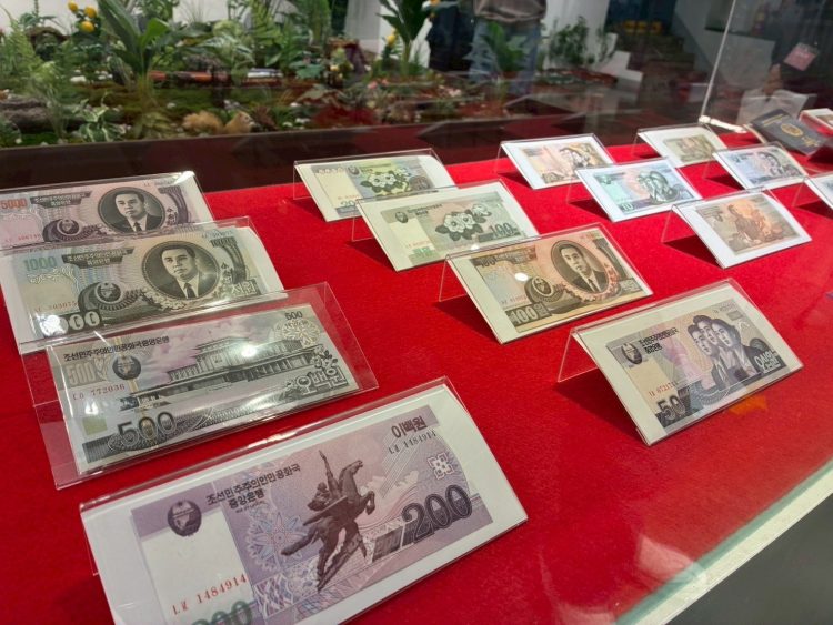 北朝鮮のお金と切手の展示。通貨としての価値が不明なため、お土産としても販売しています。