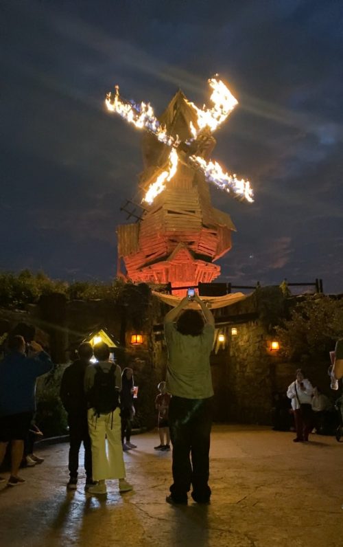 06　風車に火が点きながら回るビックリ演出
