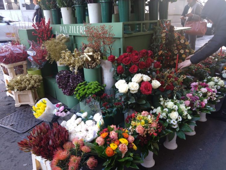 モンテナポレオーネ通りの入口の花屋さん