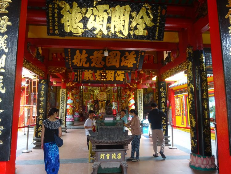 チョロンのお寺でお線香に願いを書いて、火を付けて飾ります