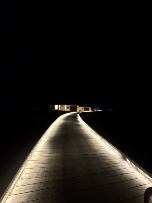 夜の部屋に戻る橋