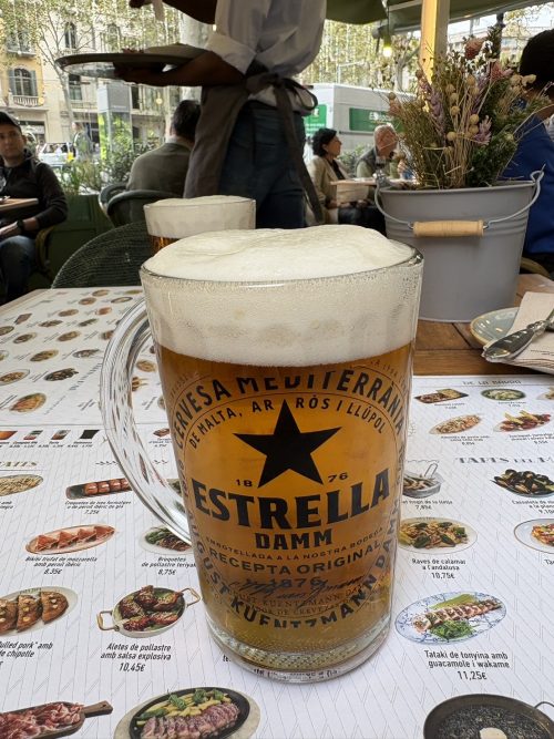 「タパタパ」でビールを飲みながら郷土料理を楽しみました