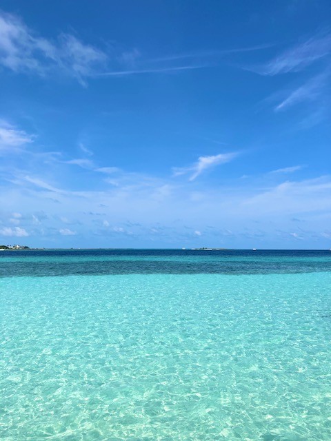 美しいソーダブルーの海