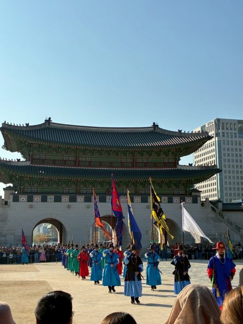 景福宮　外観と、朝のイベントの写真 