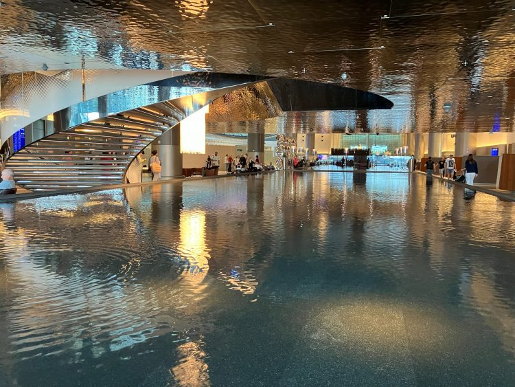 池のあるラウンジ