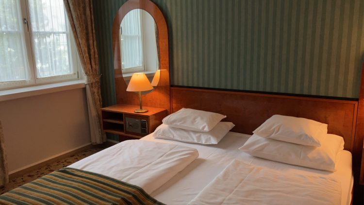 ホテルの部屋は少し古いけどそれも可愛いらしい雰囲気