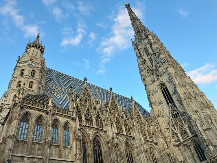 シュテファンプラッツ駅から 地上に上がって振り返ると、目の前にシュテファン寺院。その存在感に、思わず　「おぉ…」と声が漏れる。