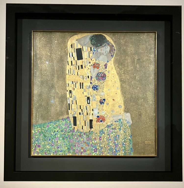 180×180cmの大きな作品。金箔の輝きは想像以下でしたがそれでも柔らかな曲線、包み込むような構図が素晴らしい。