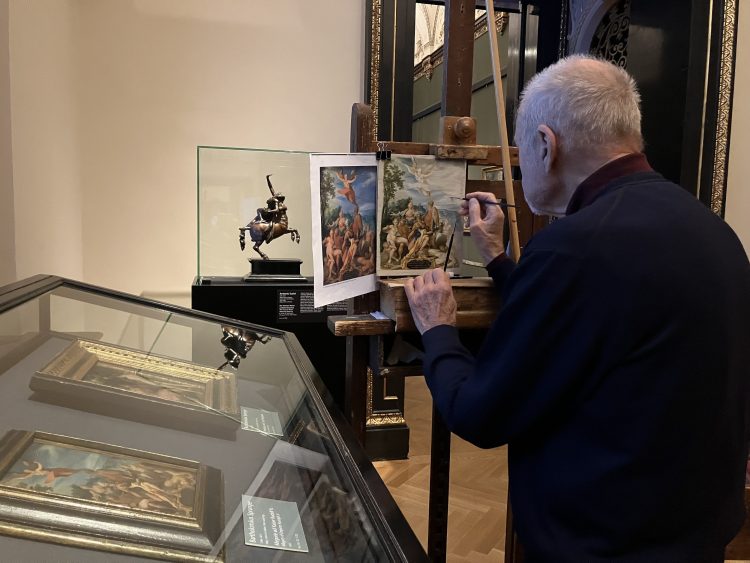 館内にはこんな方も。左下手前の作品を模写されている。 写真撮っていいか声かけると、なんだかとても喜んでくれ撮影位置まで教えてくれた。