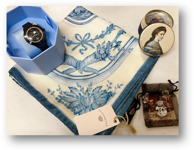 ウィーンで買った自分へのご褒美。左上がスワロフスキーの記念モデル