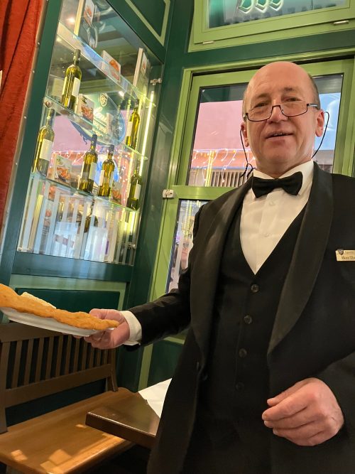 この写真ではシュニッツェルの大きさが分からないが、 大きくて食べ切れない口コミ多数。