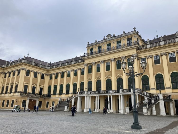 ハプスブルク家の夏の離宮、テレジア・イエローが美しい