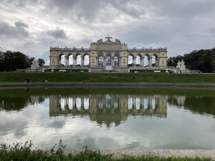 シェーンブルン宮殿の庭園内、丘の上に立つ「グロリエッテ（Gloriette）」池に建物が反射する人気の写真「逆さグロリエッテ」もばっちり。