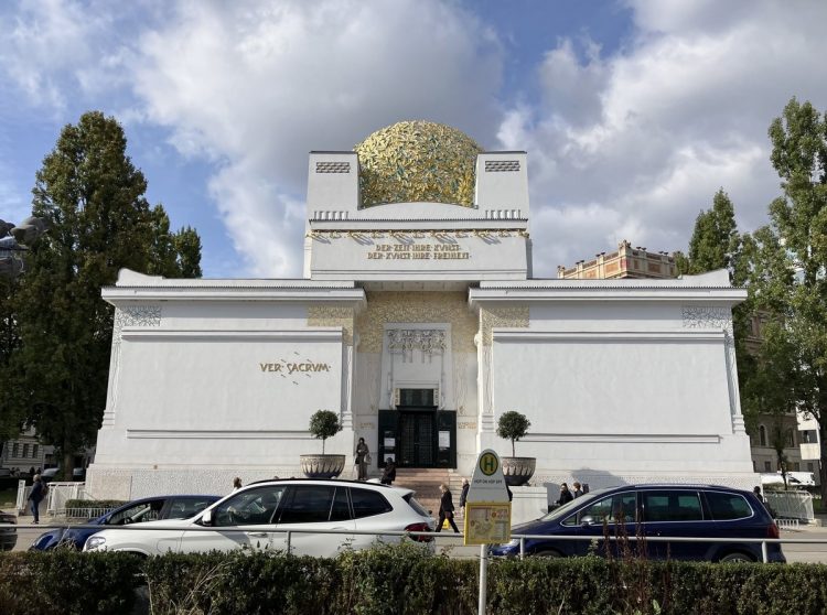 分離派会館の金のキャベツ。