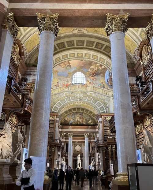 ウィーン国立図書館（プルンクザール）「世界一美しい図書館」と呼ばれるにふさわしい豪華絢爛な空間。