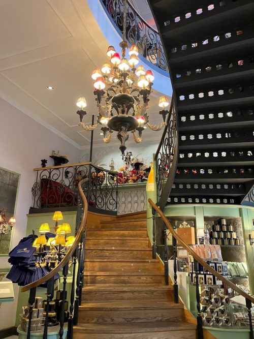 1847年創業のオーストリア・ウィーンにある歴史ある王室御用達の菓子店・カフェのゲルストナー。皇妃エリザベート（シシィ）の大好物すみれの砂糖漬けを購入。