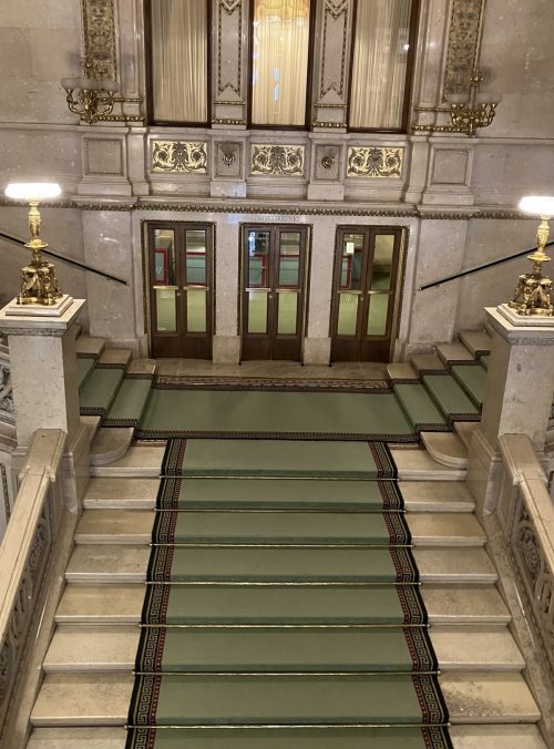薄緑の絨毯が敷かれた貴族用階段