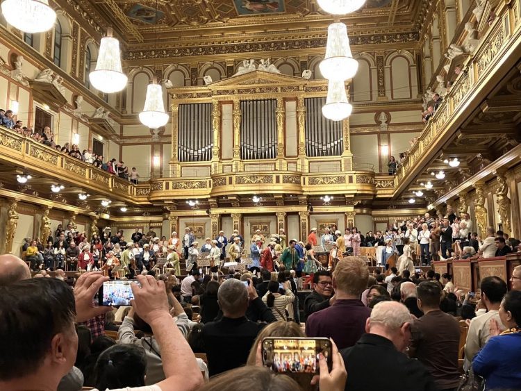 コンサート会場は黄金の間。モーツァルト作品を中心に構成されたプログラムは、華やかで多彩。曲によっては観客も拍手で参加したり、笑いが起きたりと、エンタメ性もたっぷり。