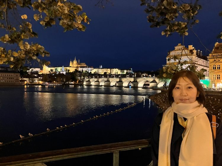 カレル橋のベスト撮影場所でガイドさんに撮ってもらう