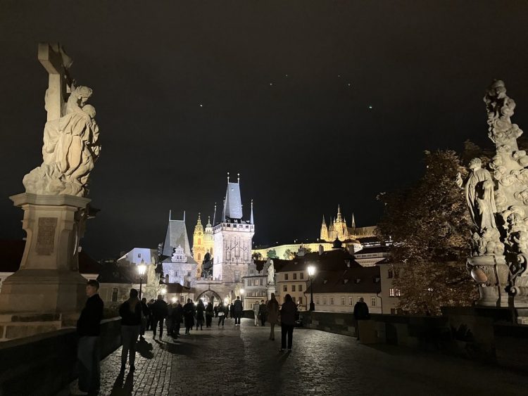 カレル橋上から振り返って見える景色