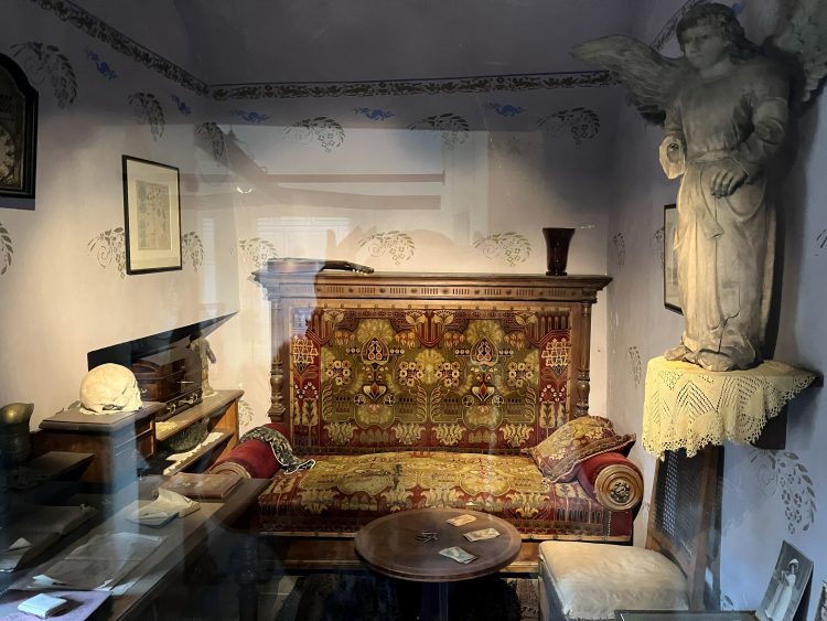 中はこぢんまりと整っているが、祈りの間には、右には天使、左にはドクロ(笑)