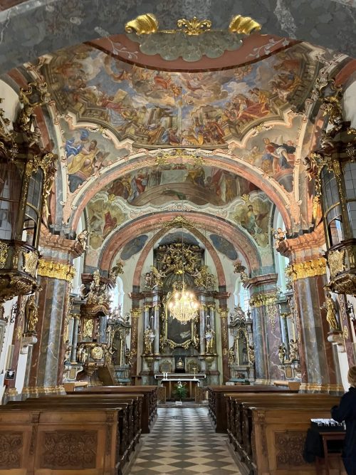 ロレッタ教会は中東の要素も感じられる細かい彫刻たちの一体感。くすみピンクの大理石が、空間に映えて、金のアクセントが暗くならず、絶妙なバランス