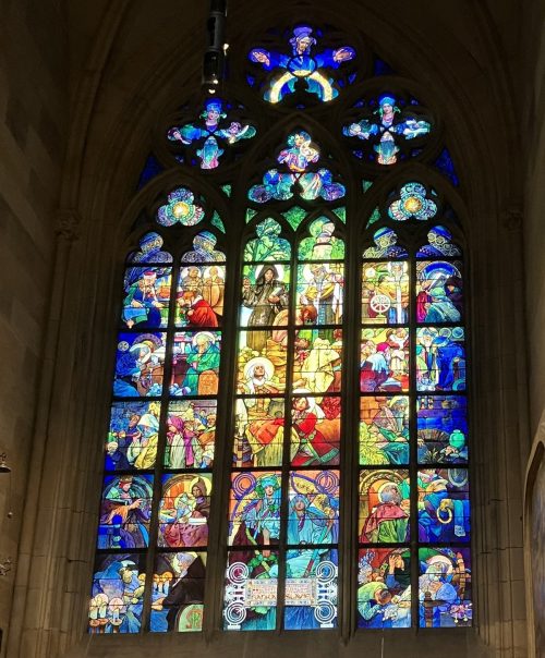 『聖キリルと聖メトディウス』のステンドグラス。下部にミュシャのサインもある