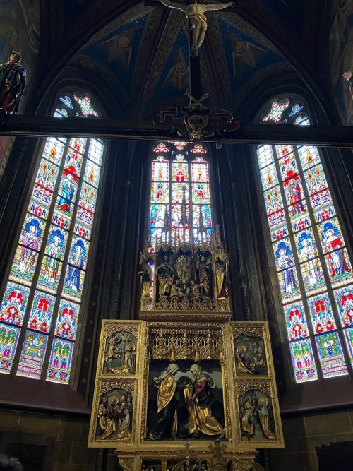 一番奥（東側）の祭壇。上部イエス様が写真には入れられず。人の流れにのって撮影するためベストショットとはいかない