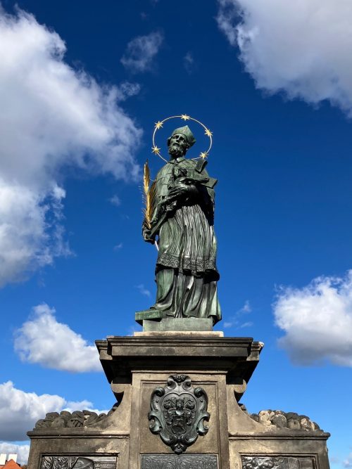 聖ヤン・ネポムツキーの像。台座のレリーフは触ると幸せになるといわれる