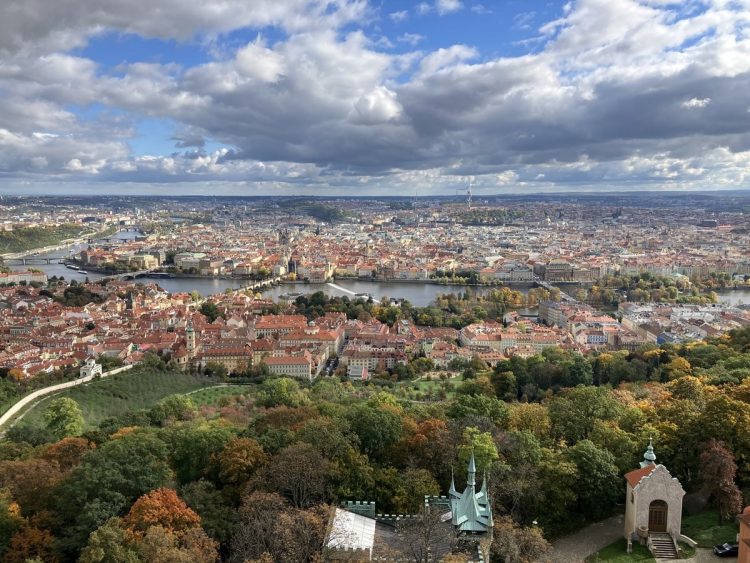 ペトシーン公園の展望タワーからの眺め。自然豊かでマイナスイオンを浴びながら歩き、受付の人や観光客らしい家族との交流にも癒された