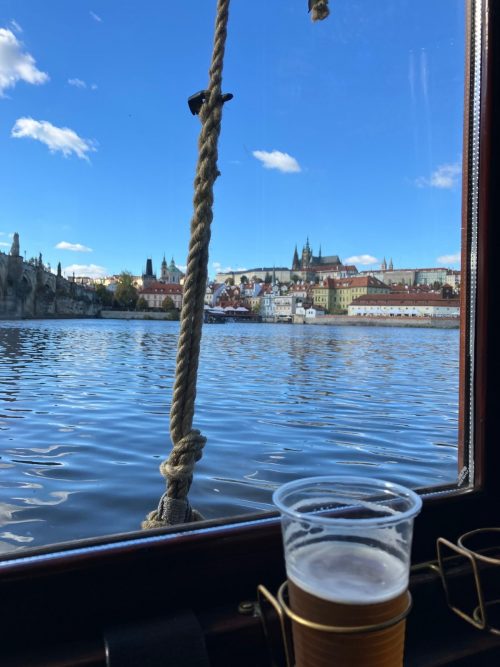 1番前の席を陣取り、無料のビールとアイスを手に日本語オーディオガイドをききながらヴルタヴァ川へ